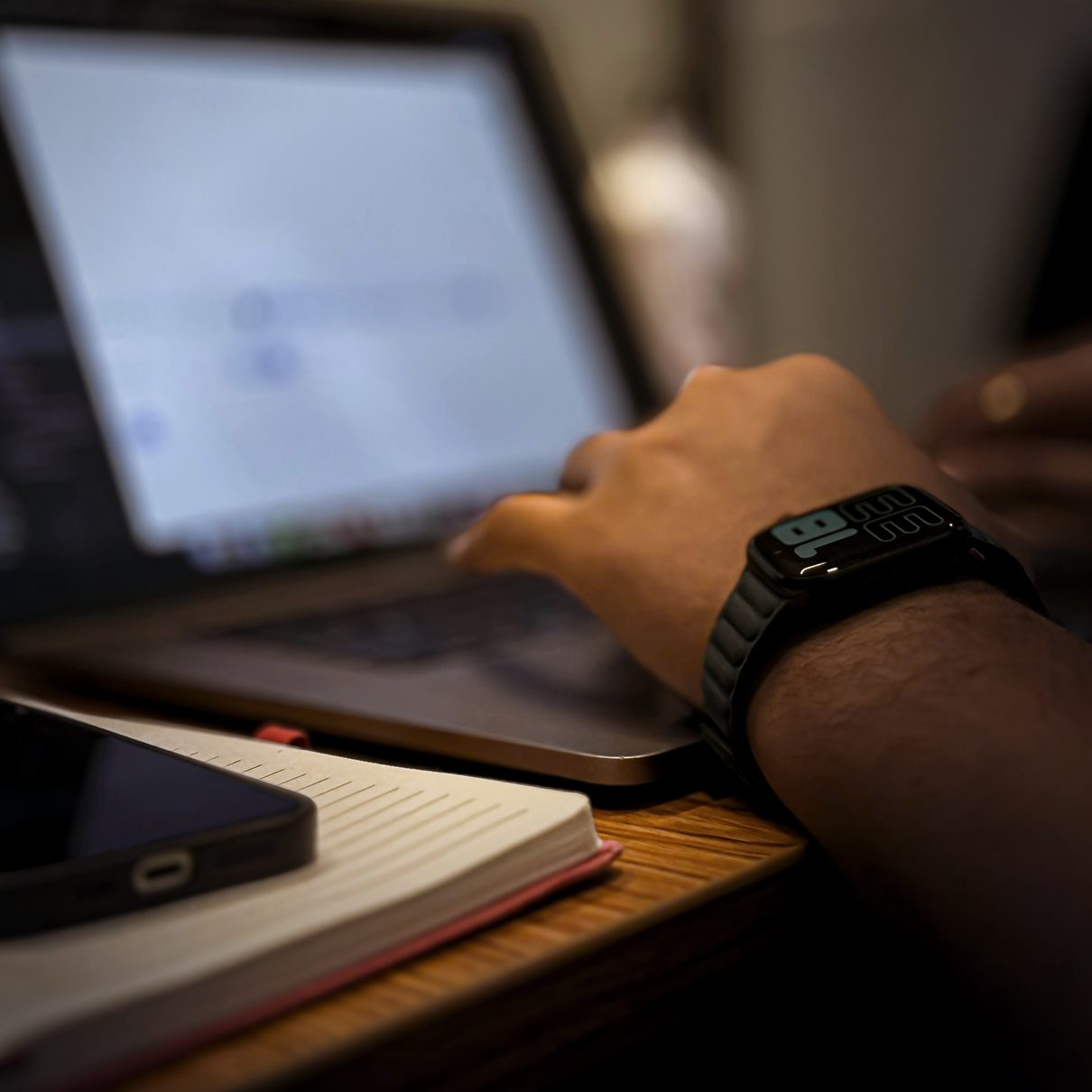 Gestion des réseaux sociaux d'un client sur un ordinateur portable