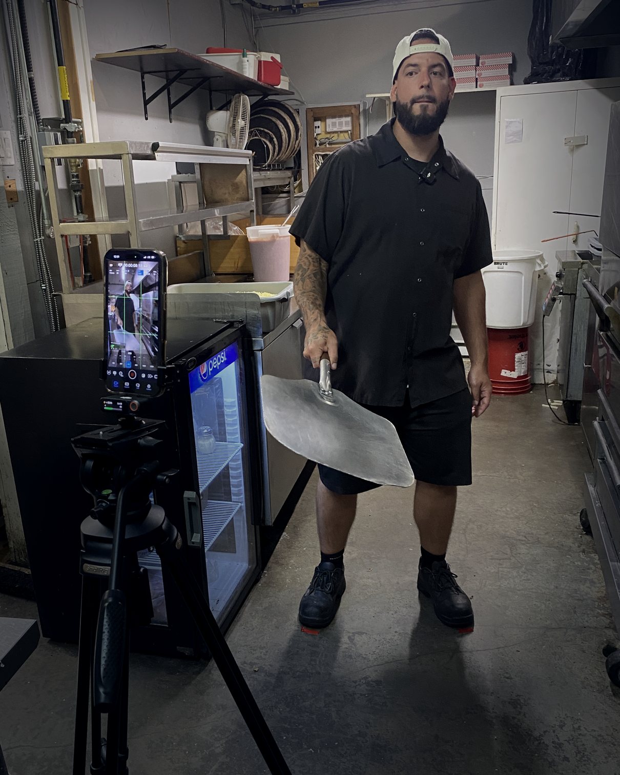 Tournage en cuisine chez Les 2 Frères, téléphone sur trépied